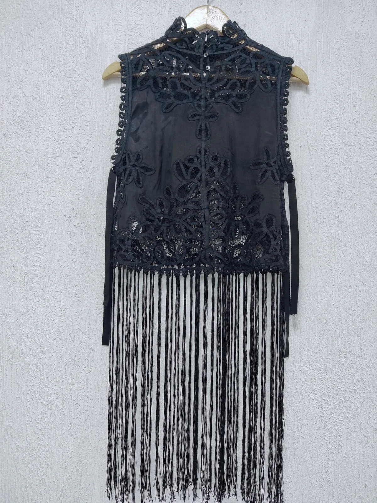 Fitting round — black lace sample